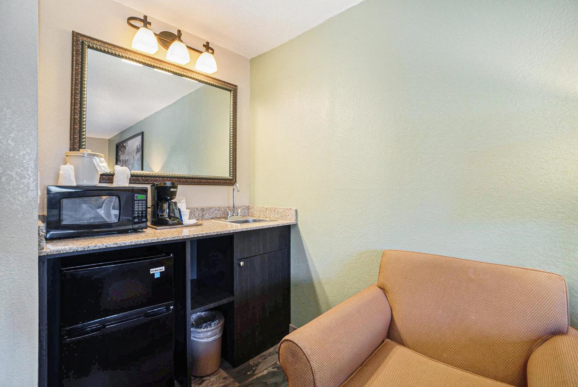 Super 8 By Wyndham Mt. Pleasant Hotel Mount Pleasant Buitenkant foto