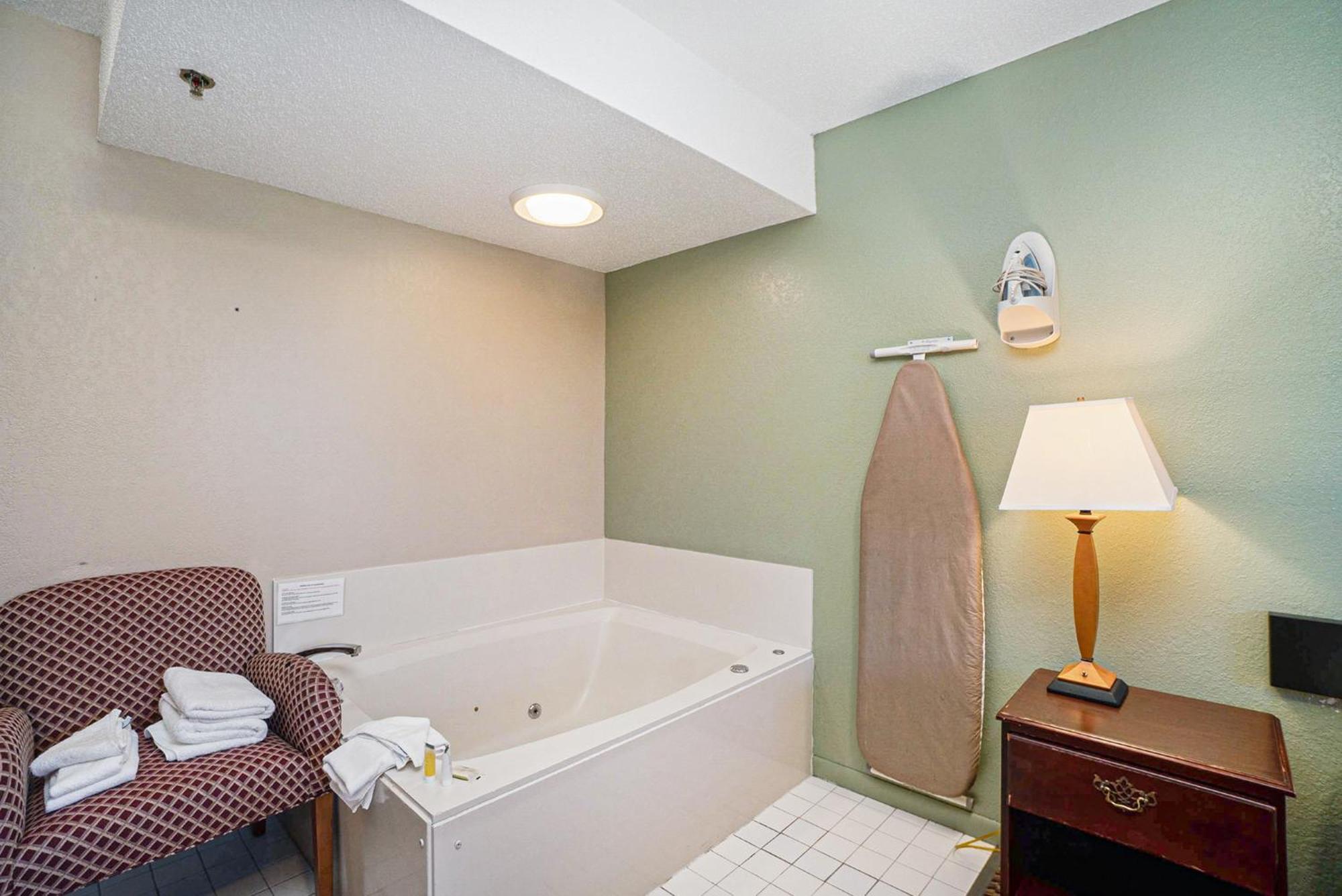 Super 8 By Wyndham Mt. Pleasant Hotel Mount Pleasant Buitenkant foto